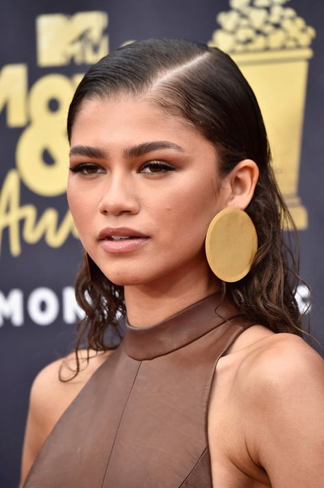 Zendaya Curly Hair, Long Cornrows, Zendaya Hair, Wet Look Hair, Zendaya Outfits, Zendaya Style, Spider Man Far From Home, Marvel Photo, Colored Curly Hair