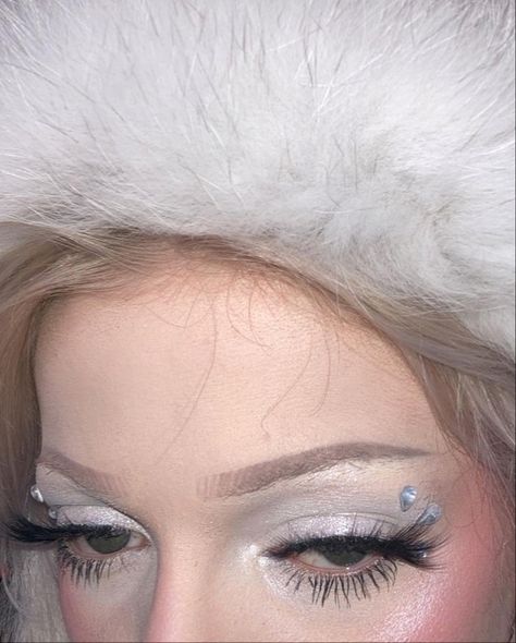 Polar Bear Makeup Halloween, Frosty Winter Makeup, Snow Queen Aesthetic Outfit, Y2k Frosty Makeup, Snow Bunny Makeup Look, Snow Makeup Looks Ice Queen, Frost Makeup Look, Snow Fairy Makeup, Winter Themed Makeup