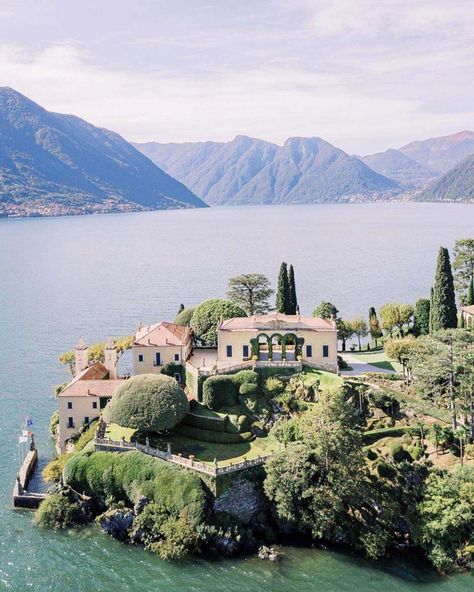 6)Villa_Balbianello_Wedding Villa Rocabella, Greek Coast, Elopement Venues, Bright Wedding Flowers, Wedding Lake, Belmond Hotels, Amalfi Coast Wedding, Wedding Destinations, Como Wedding