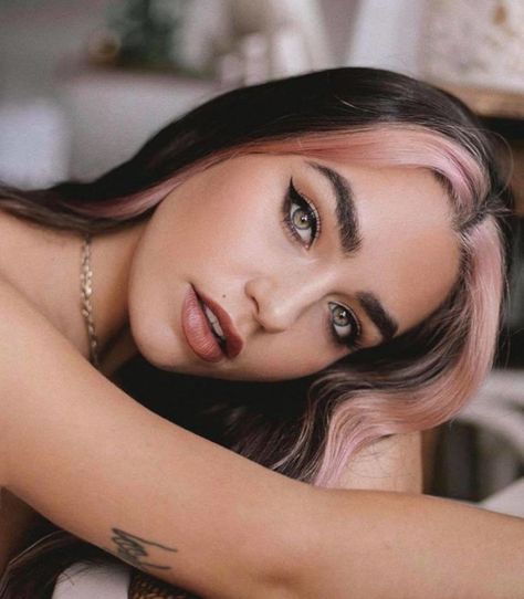 The 90s Rogue Streak is the Most Effortless Way to Highlight Your Hair for a Statement Look | Fashionisers© - Part 6 Split Dye Hair Ideas, Dye Hair Ideas, Rogue Hair, Split Dye Hair, Pink Hair Streaks, Bleached Bangs, Split Dye, Underlights Hair, Split Dyed Hair