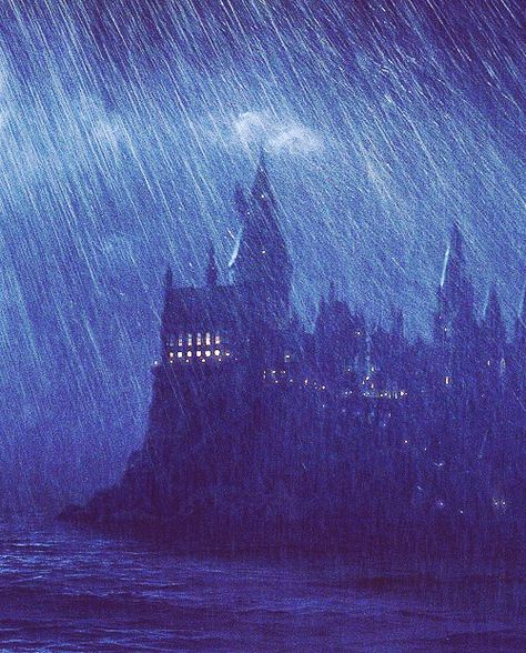 Hogwarts during the rain Wizard Core Outfit, Hogwarts Landscape Aesthetic, Hogwarts At Night, Hogwarts Rain Aesthetic, Ravenclaw Astronomy Aesthetic, Hogwarts Aesthetic Visuals, Harry Potter Words, Scene Aesthetic, Harry Potter Poster