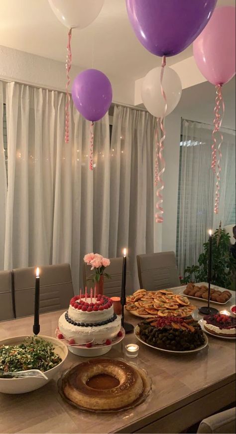 Happy Birthday Food Ideas, Birthday Table Aesthetic, Small Birthday Party Ideas At Home, Fiestas Aesthetic, Pergola Decor Ideas, Aesthetic Dinner Table, Dinner Table Aesthetic, Floral Arrangements Fall, Wallpaper Iphone Fall