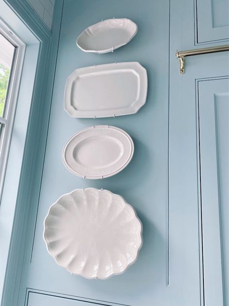 Decorate your home with minimal damage to your walls by using these wall hanging solutions. Hanging Plates On The Wall Ideas Kitchen, Hanging Bowls On Wall, Hang Plates On Wall, Plate Walls, Wall Arrangements, Wall Style, Blogger Home, Palm Springs Style, Wall Inspiration