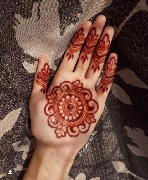 Mehendi Designs Only Palm, Right Hand Palm Mehndi Design, Palm Aesthetic Mehendi, Mehendi Design For Palm Simple, Round Mehndi Design Front Hand Aesthetic, Easy Aesthetic Mehendi Designs Palm, Palm Mehndi Simple, Heena Mehendi Designs Simple Palm, Aesthetic Mehndi Designs For Palm Simple