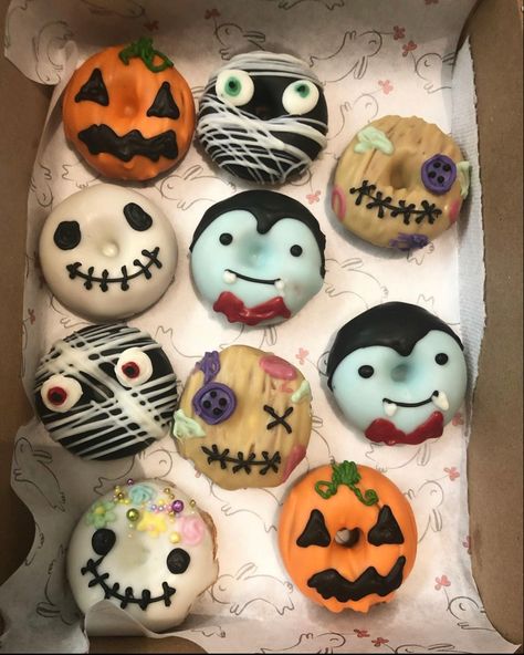 Crazy Donuts Ideas, Halloween Mini Donuts Ideas, Halloween Doughnuts Ideas, Halloween Donuts Ideas, Donut Pictures, Cake Mix Donuts, Fall Donuts, Donut Decorating Ideas, Donut Art