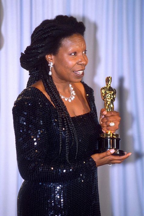 Every Black Oscar Winner Ever - Actors And Filmmakers Oscar Moments, Keys Braids, Celebrity Icons, Best Actor Oscar, Oscar Gowns, Bad Outfits, Super Woman, Leading Women, Oscar Award