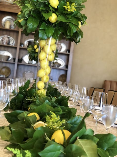 Oranges Lemons Centerpiece, Foodbank Ideas, Lemon Centerpieces, Flower Room Decor, Lobby Decor, Unique Flower Arrangements, Fiesta Tropical, Reception Dinner, Modern Flower Arrangements