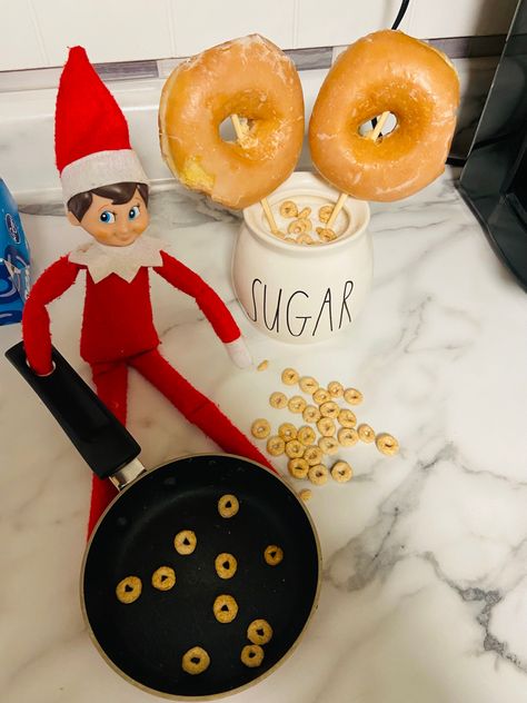 Cheerios turned into Glazed Donuts Elf Shenanigans, Glazed Donuts, Donut Glaze, The Elf, Christmas Projects, Diy Christmas, Elf On The Shelf, Christmas Decor Diy, Donuts