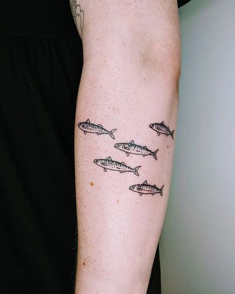 • Edie Bea Tattoo • on Instagram: "By looking at the vertical lines on the neighboring fish, each mackerel fish in the group can align itself with the rest of the school and adjust its swimming speed. Thank you for coming in @_remonyhart your enthusiasm was infectious! 💙" Group Of Seven Tattoo, Shoal Of Fish Tattoo, Swimming Fish Tattoo, Bluegill Tattoo, Fish Swimming Tattoo, Mackerel Tattoo, Fish Tattoo Thigh, School Of Fish Tattoo, Fish Arm Tattoo