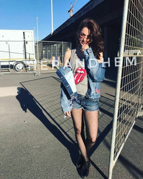 Hania Amir Giving us Some Major Fashion Goals During her Shoot For Na Maloom Afraad 2 Super Excited For the Movie!!!❤🙋💥 #Beautiful #DimpleGirl #HaniaAmir #YouGoGirl #Herandhem #Outfit #NaMaloomAfraad2 #Shooting #CapeTown #SouthAfrica #UpcomingMovie2017 #PakistaniActresses #PakistaniCelebrities Hania Amir In Western, Hania Amir Western Outfits, Haina Amir, Aiza Awan, Haniya Amir, Hania Aamir, Hira Mani, Hania Amir, Pakistani Celebrities