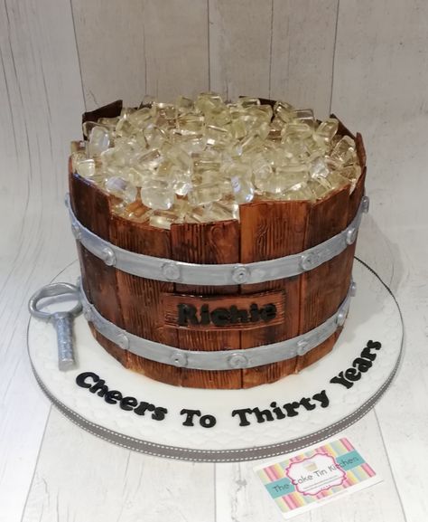 Cool ice bucket cake with sugar ice cubes Ice Bucket Cake, Guy Cakes, Bucket Cake, Ice Cube Cake, Cube Cake, 50th Cake, Tin Kitchen, Ice Bath, Ice Baths