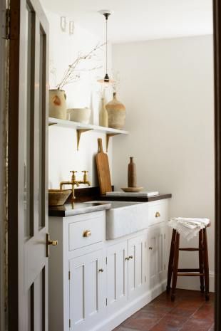 Small Devol Kitchen, Cottage Cotswolds, European Country Kitchen, Scullery Kitchen, Devol Kitchens, Country Kitchen Designs, Tuscan Kitchen, Thatched Cottage, Classic Kitchen