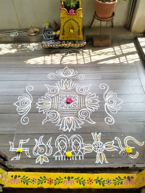 Mandir Rangoli Design, Tulsi Puja Rangoli, Jhuti Designs, Dhanurmasam Muggulu Simple, Pooja Rangoli Designs, Danurmasam Muggulu, Muggulu Design Simple, Simple Rangoli With Dots, Easy Rangoli Designs Videos