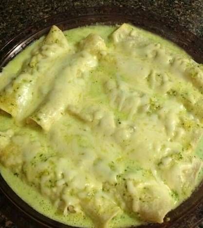 Enchiladas suizas con cilantro y crema Suizas Enchiladas, Enchiladas Suizas Recipe, How To Make Enchiladas, Enchiladas Suizas, Mexican Recipes, Mexican Dishes, Diy Food Recipes, Yummy Dinners, Cilantro