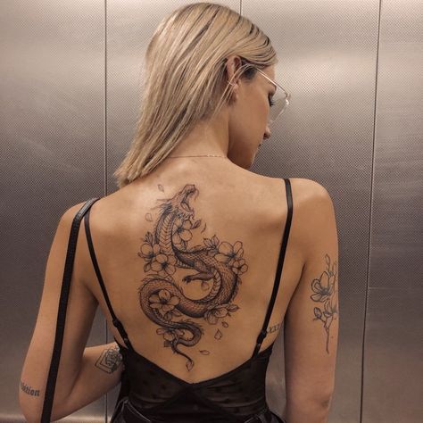 Chinese Dragon Tattoos, Girl Back Tattoos, Dragon Tattoo For Women, Hip Tattoos Women, Inspiration Tattoos, Spine Tattoos For Women, Stylist Tattoos, Dragon Tattoo Designs, Back Tattoo Women