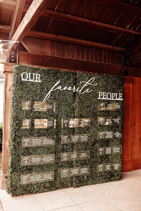 Greenery Wall Seating Chart Wedding, Table Seating Chart Ideas, Creative Seating Chart Wedding, Reception Extras, Seating Chart Ideas Wedding, Seating Chart Wall, Diy Wedding Seating Chart, Diy Seating Chart, Wedding Seating Chart Display