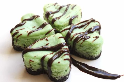 Mint Cheesecake St.Patrick's Day | Created by Diane Mint Chocolate Cheesecake, Mint Cheesecake, Irish Recipes, Köstliche Desserts, Desserts To Make, Cheesecake Recipe, Mint Chocolate, Four Leaf, Sweets Treats