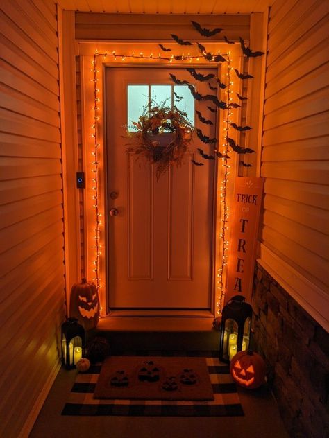 Halloween Outside Entryway Decor, Halloween Stair Rail Decor, Simple Halloween Front Door Decor, Halloween Doorway Decor, Cozy Halloween Decor Outdoor, Halloween Apartment Front Door Decorations, Front Window Halloween Decor, Holloween Decore Idea For Front Door, Townhome Halloween Decorations Outdoor