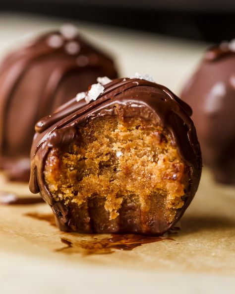 These super simple 4-ingredient almond date chocolate balls are a wonderful snack that are a combination of nutty, caramel, fudgy bites. Date Chocolate Balls, Panaceas Pantry, Healthy Slices, Date Chocolate, Almond Balls, Coconut Oil Chocolate, Caramel Bites, Almond Butter Recipes, Date Balls