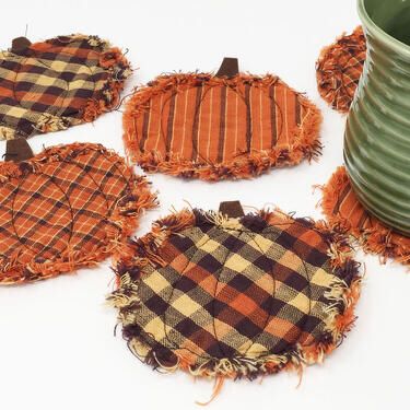 Pumpkin Coasters, Fun Fall Decor, Plaid Pumpkin, Fall Sewing, Homespun Fabric, Diy Event, Autumn Table, Beginner Sewing Projects Easy, Fabric Pumpkins