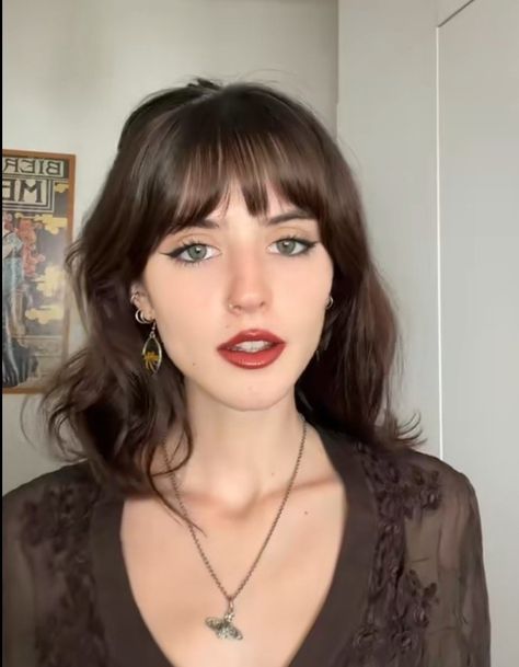 Vintage Haircut With Bangs, Bangs And Curled Hair, Fringe Above Eyebrows, Dark Brown Hair With Fringe, 60s Hair Bangs, Side Curtain Bangs, Bangs For Long Face, 60s Haircut, French Girl Bangs