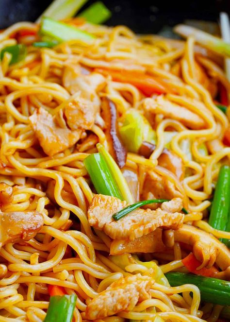 15-Minute Easy Yakisoba ( Stir Fried Japanese Noodles ) - Khin's Kitchen Yakisoba Noodles Recipe, Yakisoba Recipe, Chicken Yakisoba, Yakisoba Noodles, Japanese Noodle Dish, Vegetarian Stir Fry, Cabbage Carrot, Noodles Chicken, Cambodian Food