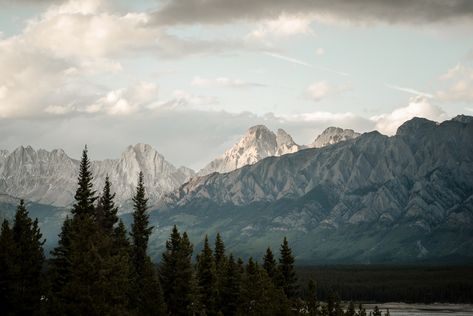 Kananaskis mountain range, kananaskis lower lake, Banff Canada, Rocky Mountains, Alberta mountains Horizontal Mountain Landscape, Youtube Border, Ipad Wallpaper Aesthetic Horizontal Hd, Alberta Mountains, Mountains Background, Adventure Photoshoot, Canada Landscape, Banff Wedding, Mountains Aesthetic