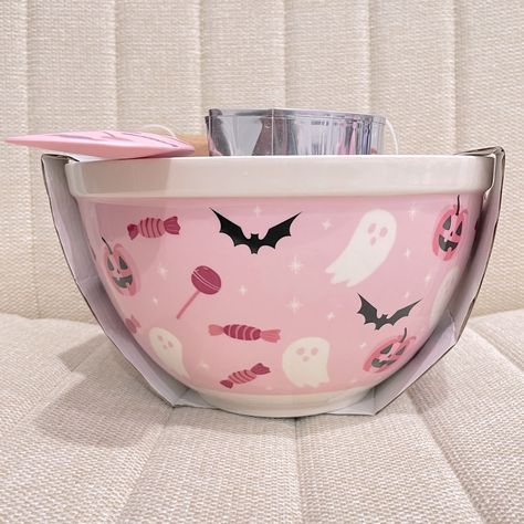 New Masterclass The Bakeshop Pink Halloween Mixing Bowl & Utensils Set Ghost Pumpkin Candy Bat Includes Mixing Bowl Silicon Spatula Cookie Cutter Halloween Decorations Pink, Goth Kitchen, Baking Bowl, Halloween Baking, Cute Baking, Utensils Set, Interactive Stories, Pumpkin Candy, Ramen Bowl