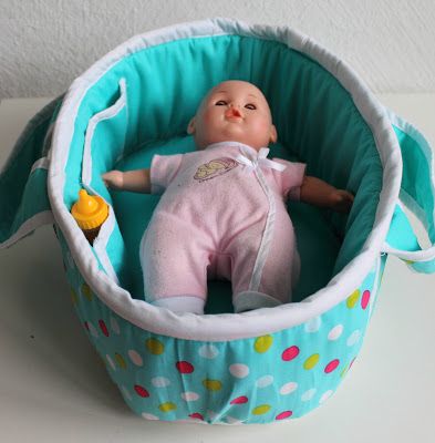 Make it Cozee: Tutorial: Baby Doll Bed Baby Doll Carrier, Baby Doll Bed, Doll Carrier, Pull Bebe, Doll Sewing, Patterns Sewing, Doll Beds, Doll Bed, Beginner Sewing Projects Easy