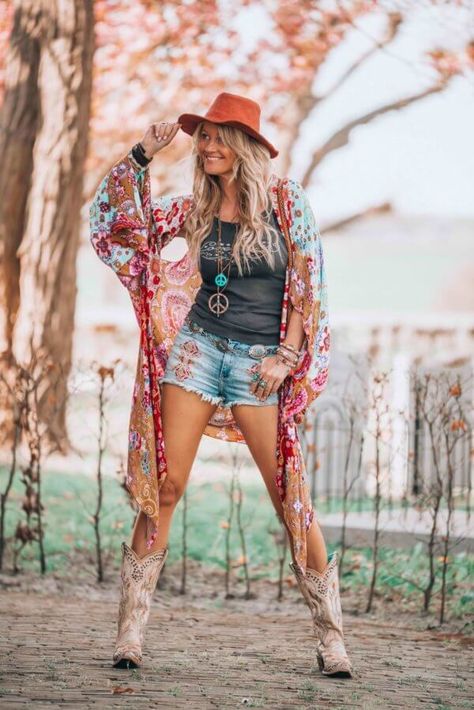 Denim Shorts With Cowboy Boots, Texas Style Fashion, Shorts And Cowboy Boots Outfit, Cowboy Boots Outfit Summer, Shorts And Cowboy Boots, Summer Cowboy, Bohemian Schick, Summer Boots Outfit, Boho Cowboy