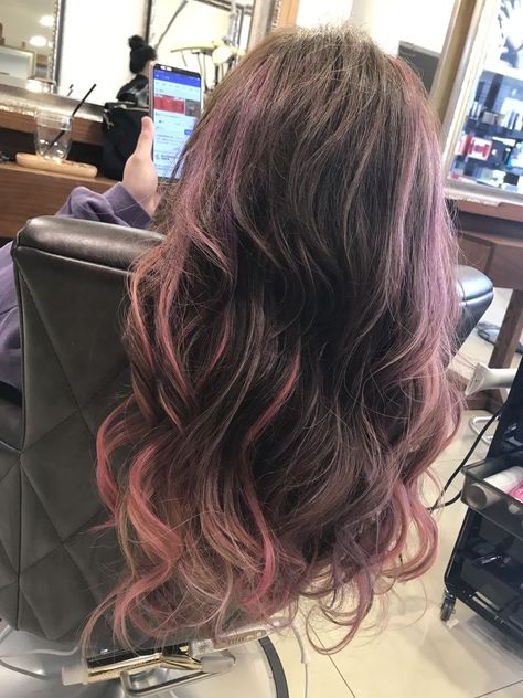 Pink Hair Streaks, Pink Hair Highlights, How To Have Style, Dyed Curly Hair, Haircut Inspo, Pink Hair Dye, Korean Hair Color, Hair Color Underneath, Peekaboo Hair