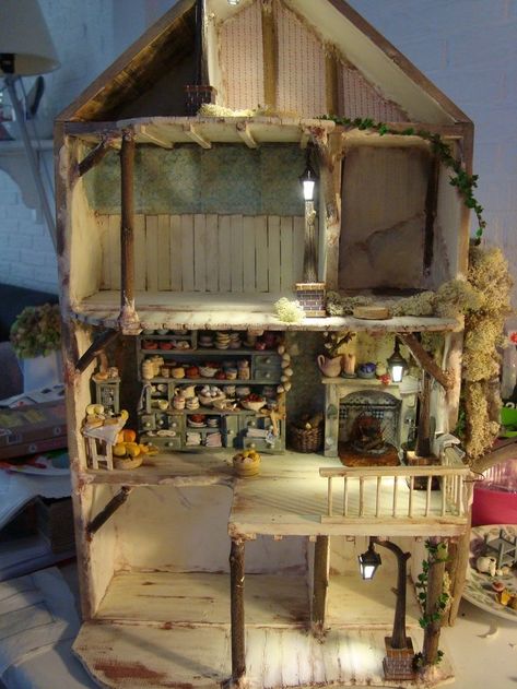 Cardboard Dollhouse, Fairy House Crafts, Calico Critters Families, Fairy House Diy, Mouse House, Doll House Plans, Mini Doll House, Doll House Crafts, Miniature Diy