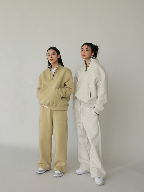 Oversized Athleisure, Loose Fit Pants, Bff Photoshoot, Trendy Dress Outfits, Womenswear Fashion, Fashion Inspiration Design, Quarter Zip Sweatshirt, Fit Pants, Stylish Fashion