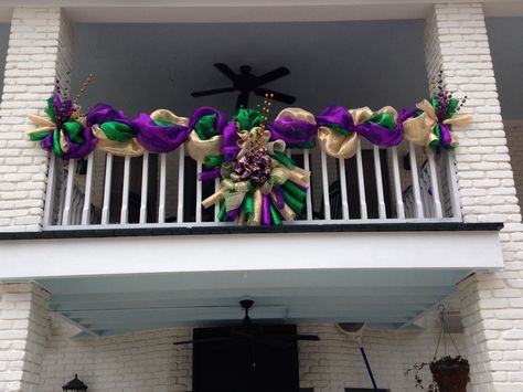 Mardi Gras Balcony Decorations, Bannister Decor, Mardi Gras Outdoor Decorations, Family Cookout, Photo Bebe, Floating Decorations, Halloween Board, Mardi Gra, Backyard Balcony