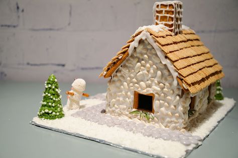 Cottage Gingerbread House, Gingerbread Inspiration, Homemade Gingerbread House, Gingerbread Creations, Christmas Contests, Mini Ice Cream Cones, Gingerbread House Parties, Gingerbread House Designs, Gingerbread Party