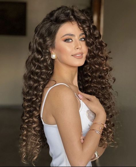 Big Curls For Long Hair, Curls For Long Hair, Big Curls, Long Hair Wedding Styles, Beautiful Curly Hair, Curly Girl Hairstyles, Medium Length Hair Cuts, Celebrity Hairstyles, Beautiful Woman