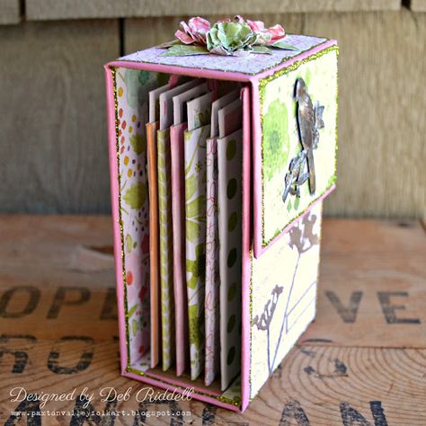 Mini Album Makers Challenge: Vertical Toilet Paper Roll Mini Album Tutorial by Deb Riddell 3d Paper Folding Templates, Mini Scrapbook Albums How To Make, Handmade Photo Albums Diy, Mini Album Tutorial Templates, Mini Album Ideas, Accordian Album, Diy Mini Album Tutorial, Scrapbook Albums Tutorial, Mini Album Scrap