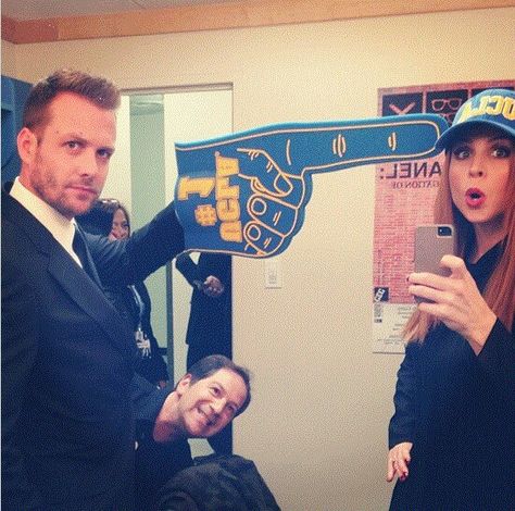 Gabriel Macht and Sarah G. Rafferty. 2014 Suits College Tour, UCLA. Aaron Korsh...photo bomb. Suits Cast, Suits Serie, Suits Aesthetic, Donna Harvey, Specter Suits, Suits Tv Series, Suits Harvey, Donna Paulsen, Harvey Specter Suits