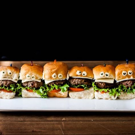 Emoji Sliders party food Scary Cakes, Mini Hamburgers, Vegetarian Barbecue, Burger Sliders, Mini Burgers, Halloween Dinner, Edible Food, Beef Burgers, Halloween Food For Party