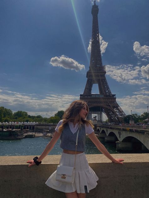 Eiffel Tower Picture Ideas, Eiffel Tower Pictures, French Inspired Fashion, Paris Ootd, Paris Photo Ideas, Trendy Style Fashion, Travel Pose, Paris Dream, Italy Pictures