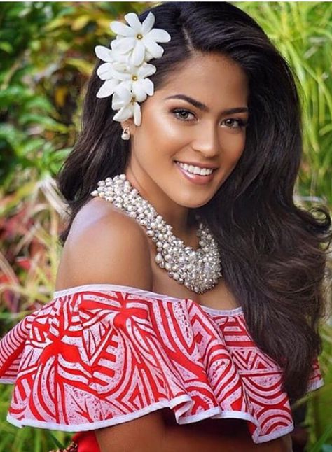 Wedding hair Hawaiian Luau Hairstyles, Hawaii Hair, Hawaiian Hairstyles, Hawaiian Woman, Island Wear, Flowers In Her Hair, Island Fashion, Hawaiian Wedding, Hawaiian Luau