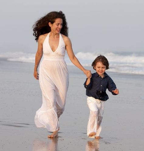 Mother Son Poses, Mommy Son Pictures, Creative Beach Pictures, Mother Son Photos, Son Photo Ideas, Beach Photo Ideas, Beach Mom, Beach Photography Family, Walking On The Beach