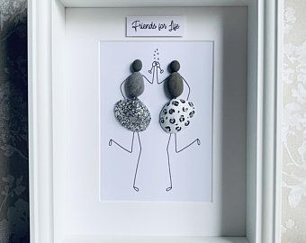 Pebble Art Friends, Art Sisters, Stone Pictures Pebble Art, Sea Glass Art Projects, Mum Daughter, Pebble Art Family, Sky Art Painting, Besties Forever, Glass Art Projects