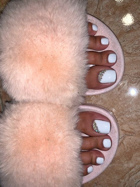 White Nails Toes Toenails, White Acrylic Toes With Rhinestones, Pink Toes With Rhinestones, White Toe Nails With Design Toenails, White Toenails With Design, New Year Pedicure, Diamond Toes Nails, White Toes With Rhinestones, Rhinestone Toenails