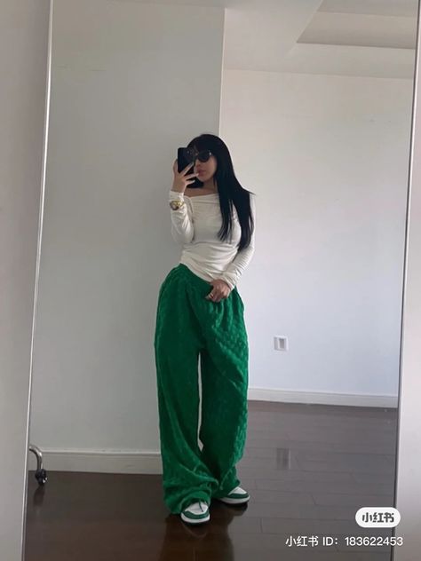 Green Wide Leg Sweatpants Outfit, Green Airport Outfit, Baggy Sweat Pants Outfit, How To Style Green Sweatpants, Green Sweatpants Outfit, Baggy Sweatpants Outfit, Baggy Pants Outfit, Jogging Style, Sweatpants Outfits