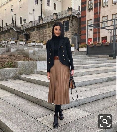 Camel Pleated Skirt Outfit, Camel Skirt Outfit Fall, Pleated Black Skirt Outfit, Camel Skirt Outfit, Model Rok, Rok Outfit, Pleated Skirt Outfit, Winter Skirt Outfit, Kleidung Diy