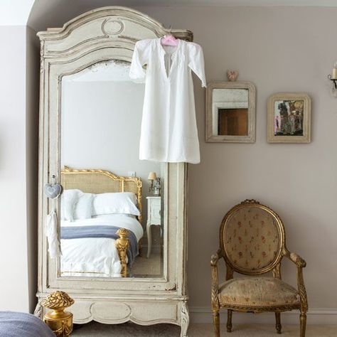 Furniture Small Bedroom, Traditional Style Bedroom, Mirrored Armoire, Small Bedroom Ideas, Shabby Chic Dresser, Shabby Chic Bathroom, Bedroom Photos, Small Bedroom Decor, Mirrored Furniture