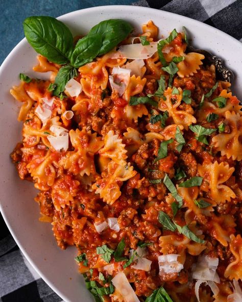 a plate of bowtie pasta with sausage Bowtie Pasta With Sausage, Bowtie Pasta Recipes, Mince Meals, Italian Sausage Seasoning, Sausage Pasta Sauce, Easy Italian Dinner, Bow Tie Pasta Recipe, Sausage Seasoning, Pasta With Sausage