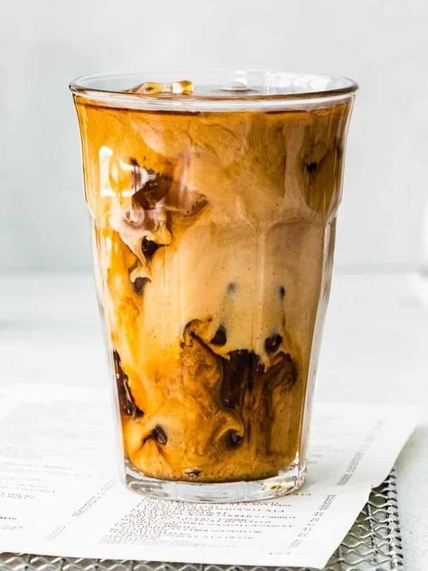 Skip the lines and make this Pumpkin Cream Cold Brew at home. Rich cold brew coffee with sweet pumpkin spice cream is the perfect way to enjoy fall flavors while it’s still warm. Homemade Coffee Drinks, Pumpkin Cream Cold Brew, Starbucks Fall Drinks, Pumpkin Spice Cream, Cream Cold Brew, Cold Brew Recipe, Cold Brew At Home, Caramel Frappuccino, The Cookie Rookie