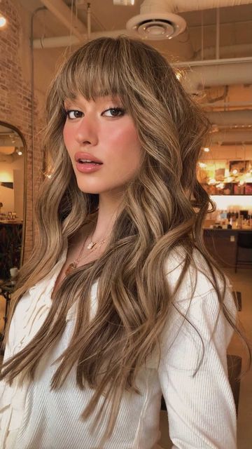 Eden 🧚‍♀️ on Instagram: "Healthy honey blonde will always be my go to with @redken @chrisweberhair #blondesdontbreak #ad #haircolour #haircut #hairtransformation" Fringe Balayage Hair, Honey Blonde Balayage With Bangs, Dark Brown Highlights On Blonde Hair, Honey Brown Hair With Bangs, Honey Brown With Money Piece, Honey Blonde Hair With Bangs, Light Brown Dimensional Hair, Balayage Hair With Fringe, Brunette Going Blonde